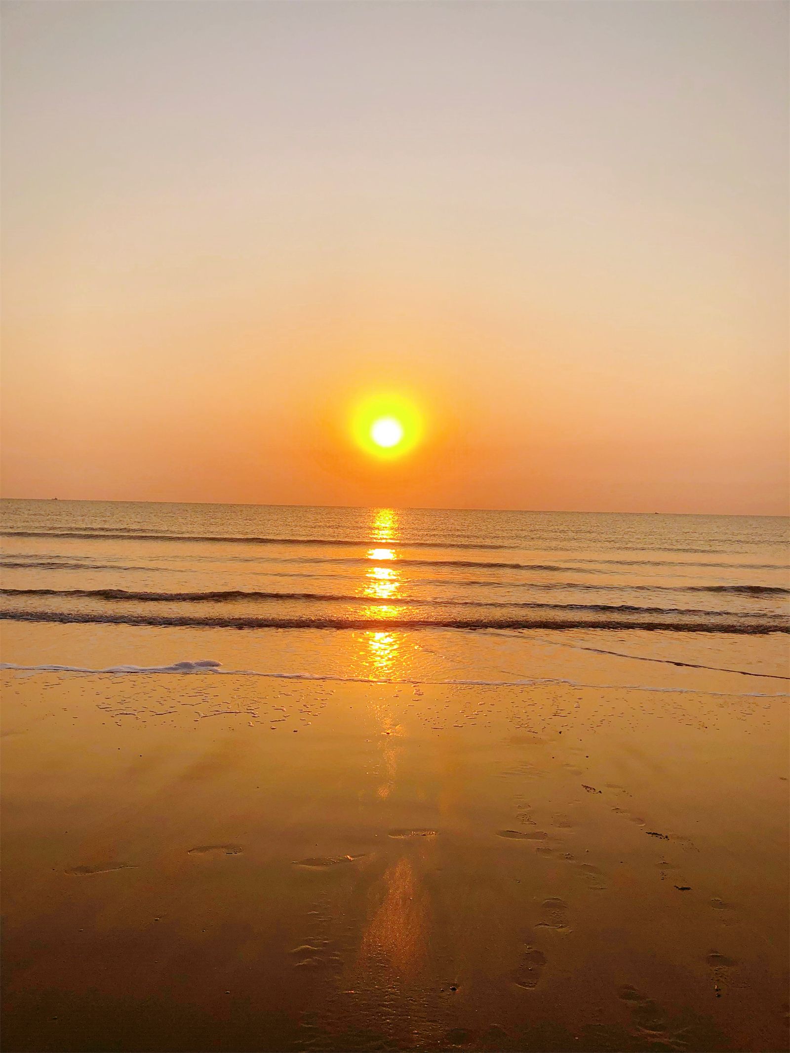 日照万平口风景区景区位于市中心,所以各方面的条件也是非常好的,交通