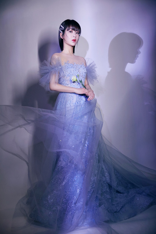 杨紫还是那么有少女感穿蓝色长裙再戴上发夹好看极了