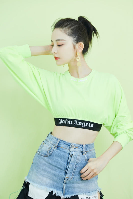 古力娜扎穿露脐装扮酷不够搭拼接短裙更时髦扎个脏辫有点帅