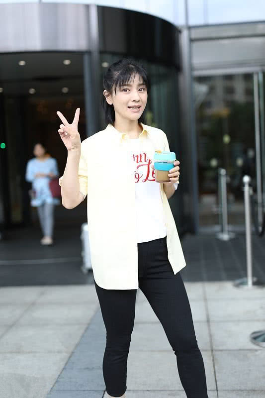 已经44岁的胡可其实状态很好,不管是生活中还是节目中,看着根本不像40