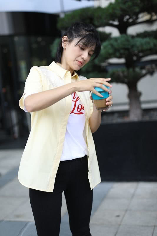 胡可逛街穿淡黄色衬衫搭铅笔裤剪了个空气刘海哪像已经当妈