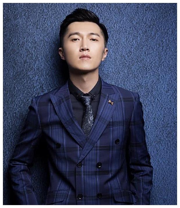 当时王颢森在年纪上比李菁菁小15岁,和李菁菁的地位对比起来的话王颢