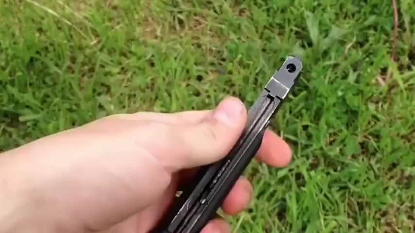 带气瓶半自动手枪射击,安装消音器射击更"尴尬"