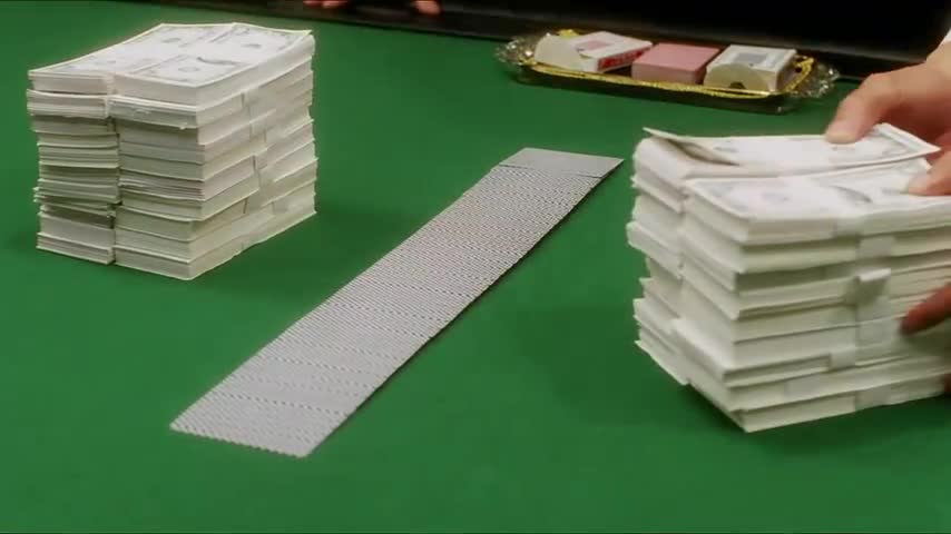 动作片赌神拿2600万一把梭哈赌王4张q很嚣张,赌神却开出4张a