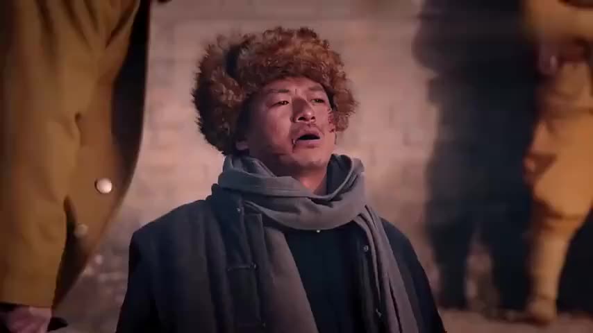 区小队刘大强看着海棠受尽折磨竟然跟个傻子一样摇头