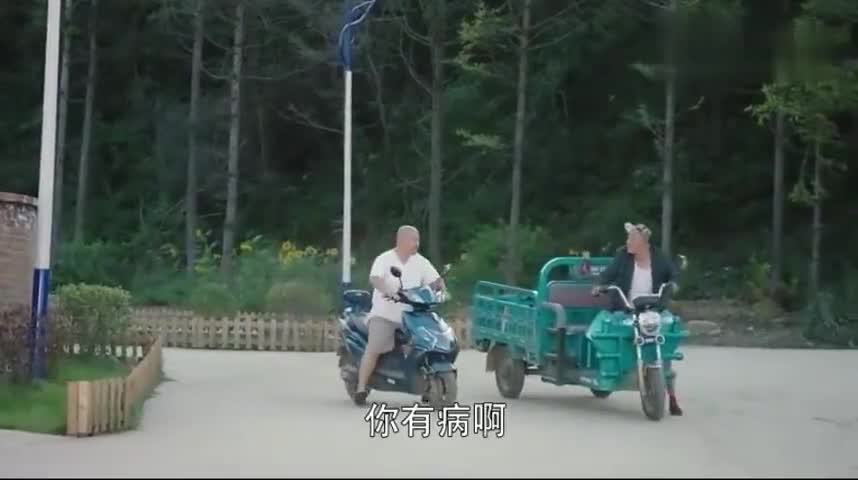 影视:刘能和赵四骑电动车相遇,刘能飙车没服过谁