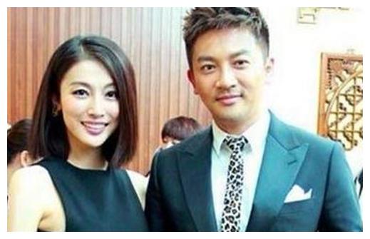 如今47岁的苏有朋终于露出了妻子的身份,他的妻子是他的经纪人,对他