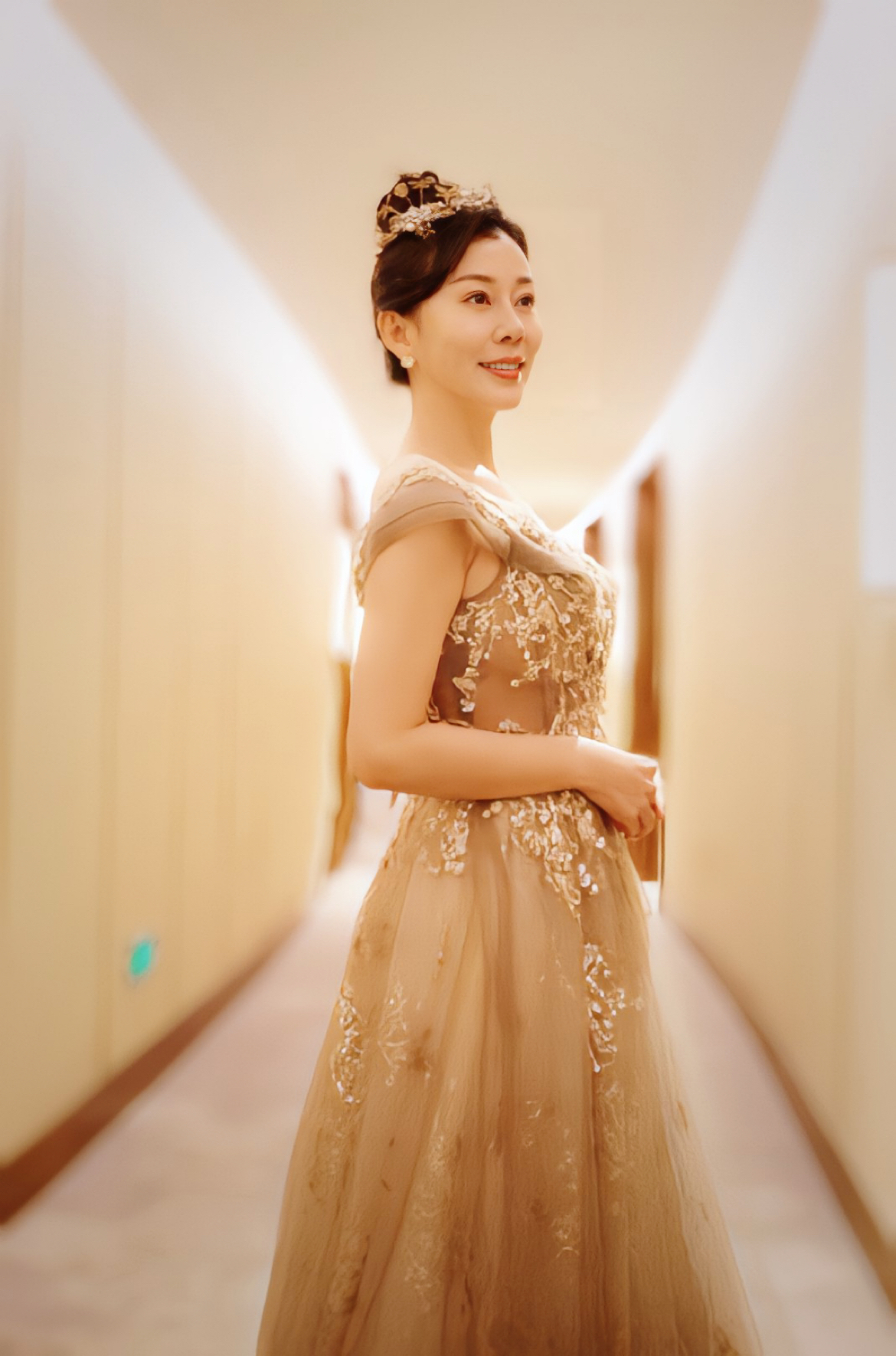 张雅萌亮相海南春晚高贵大气彰显气质