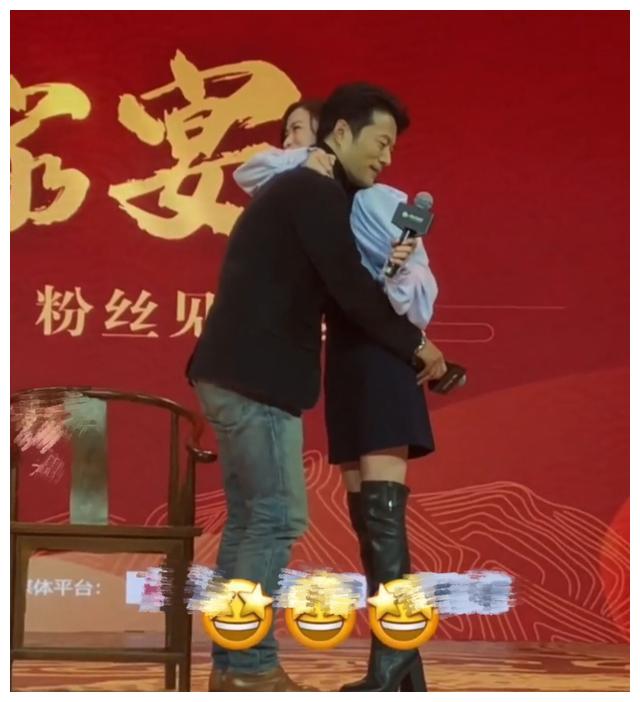 佘诗曼强抱大3岁谭凯,霸气十足将对方弄懵?网友直呼快结婚