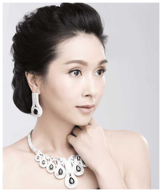 今天我们就说下,同是美女的亚视一姐陈秀雯.