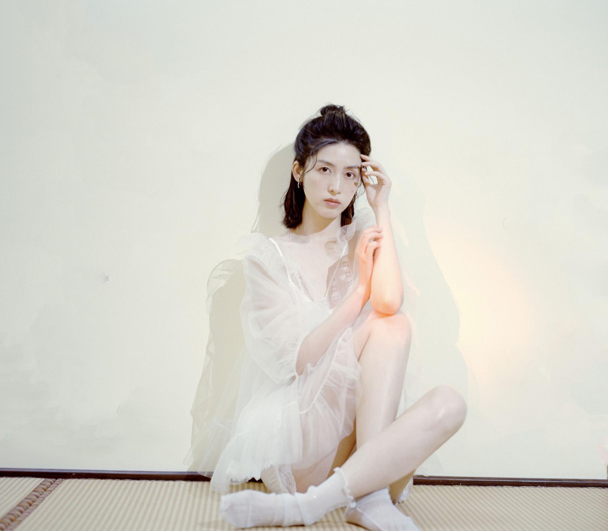 演员胡原君最新胶片质感写真曝光妆容清亮自然