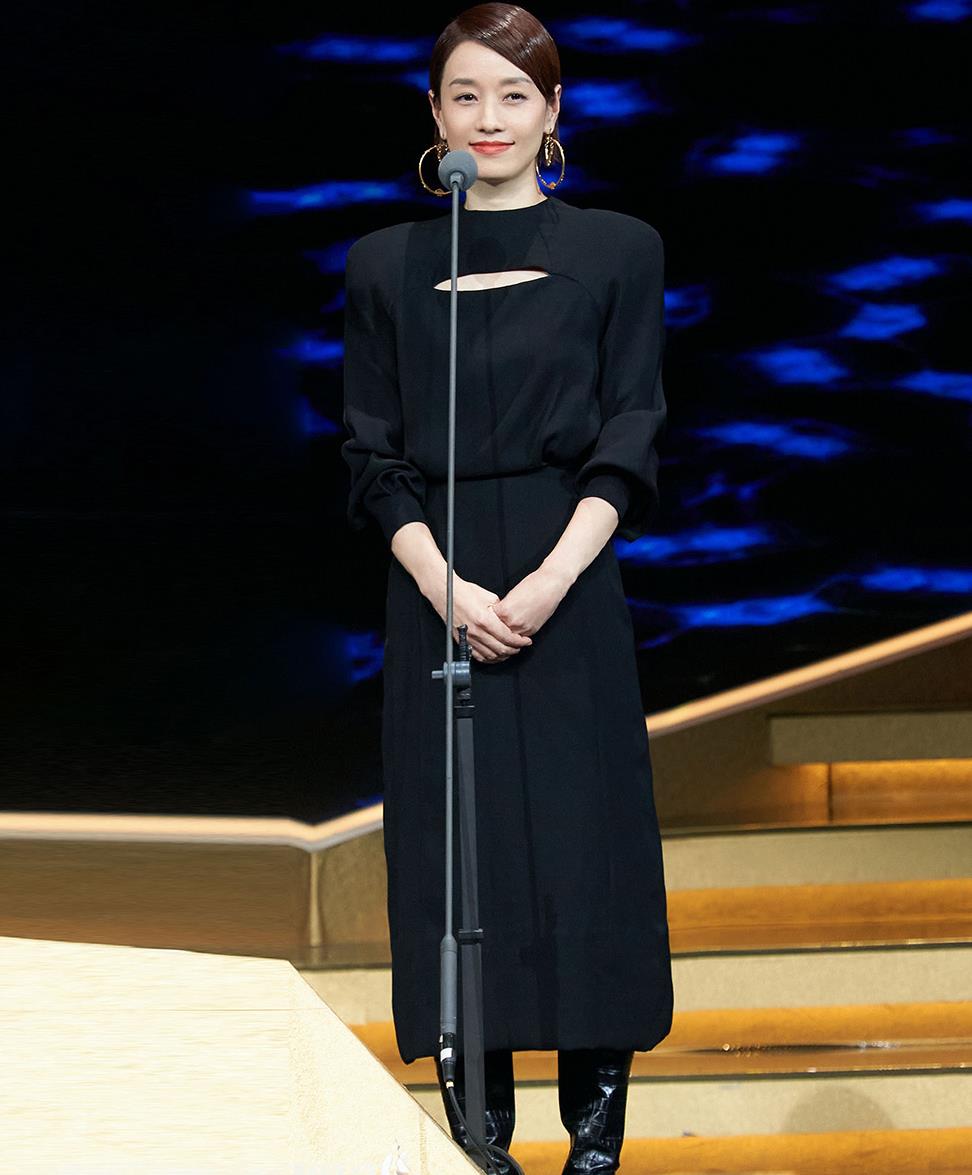 飞天奖颁奖典礼同穿黑礼服海清气质温婉马伊琍美得真飒爽