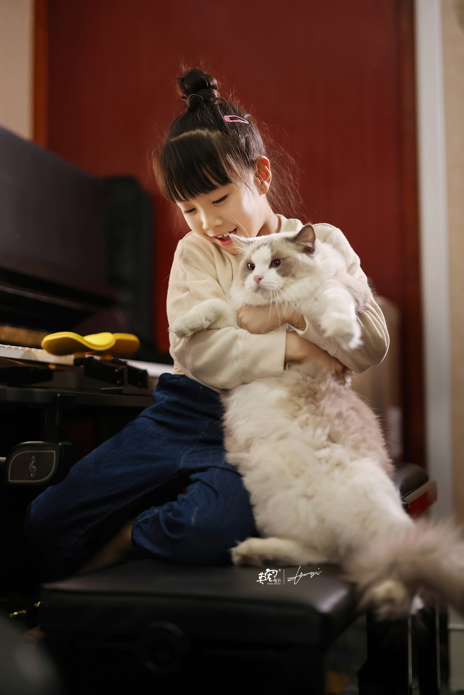 孩子当然要和孩子们在一起呀~~拥有13只宠物的小女孩