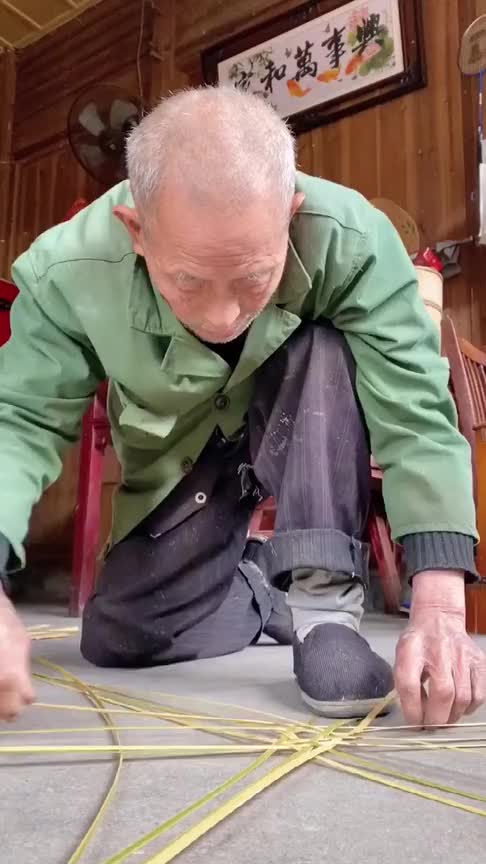 农村大爷拿起封存的刀具,精选冬竹,慢工细活特制篮子