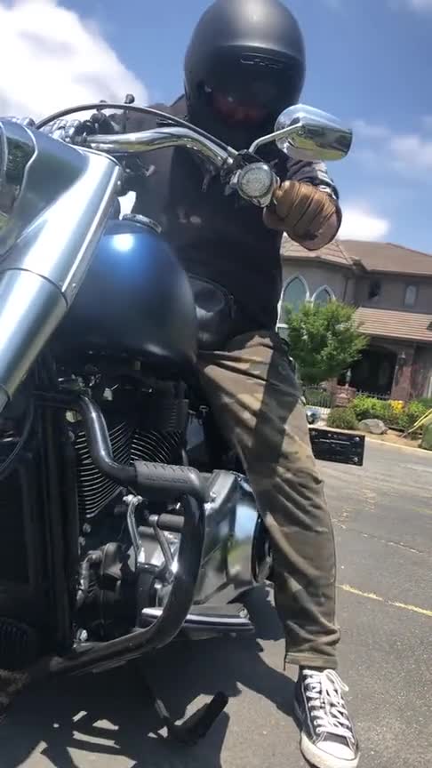 小哥哥骑的这台哈雷摩托车,颜值与实力并存
