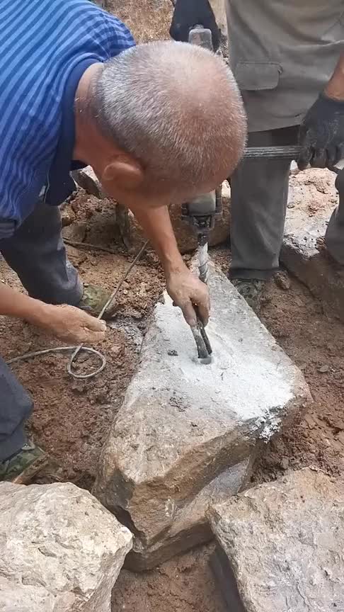 见识一下大爷是怎么开石头的!_手机新浪网