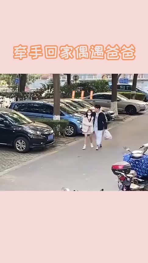 小情侣在家门口谈恋爱被爸爸撞见,姑娘的做法让人心寒_新浪新闻