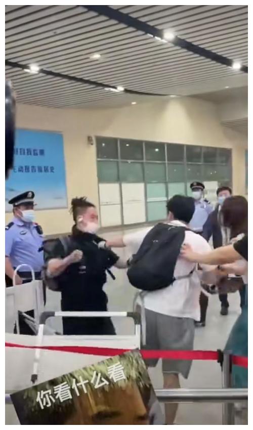 疑似时代峰峻工作人员打人,马嘉祺在一旁让助理劝架,细节见人品休闲区蓝鸢梦想 - Www.slyday.coM 疑似时代峰峻工作人员打人,马嘉祺在一旁让助理劝架,细节见人品休闲区蓝鸢梦想 - Www.slyday.coM