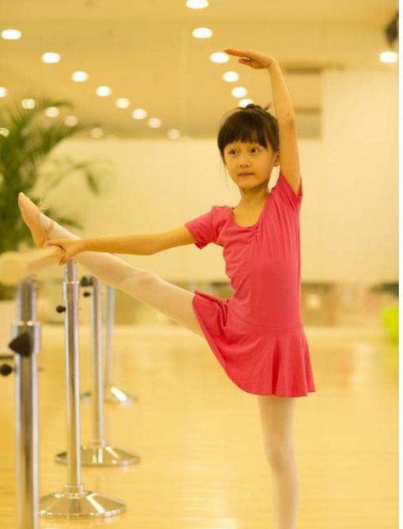 当拍完这部剧后纪姿含慢慢淡出娱乐圈,回归正常的学校生活,当再次出现