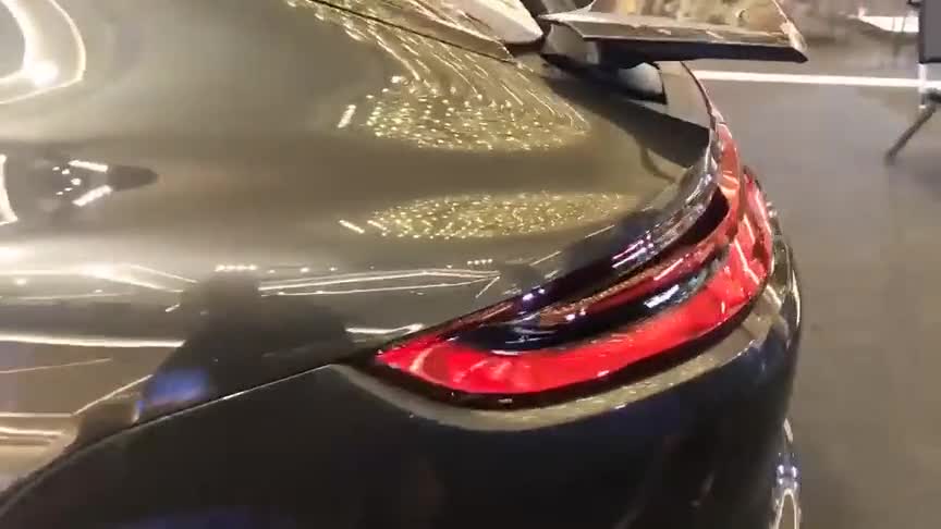 视频：终于见到实车了！美女体验2019款帕拉梅拉4E混动版，太漂亮了！