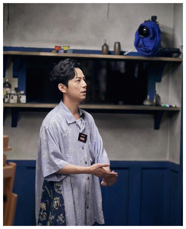 张若昀吃月子餐胖十斤!一袭风衣竟然不显胖,原来真是胖起玩玩的