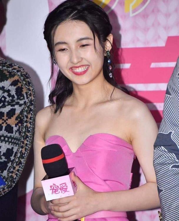 张子枫真是长大了,小小年纪穿抹胸秀曲线,这身材发育的真好