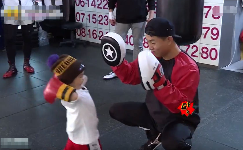 6 在《超人回来了》最新一期节目中,姜gary带着儿子小好来到了拳击