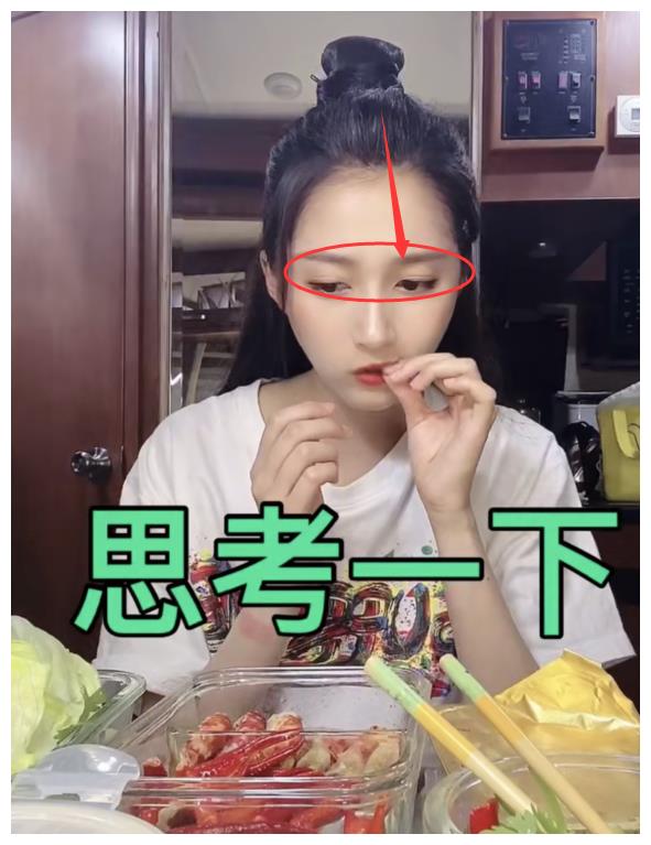 关晓彤秀吃播网友关注点却在翘起的双眼皮贴真怕一眨眼掉碗里