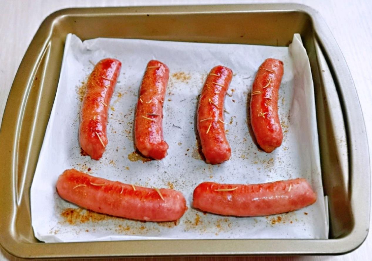 烤箱版迷迭香烤牛肉肠自己做的吃着放心做早餐或零食都不错