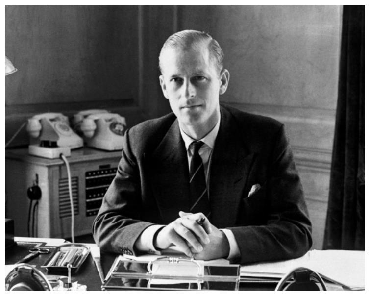 菲腊亲王99岁生日晒与英女王年轻合照,网友大赞:好帅啊!