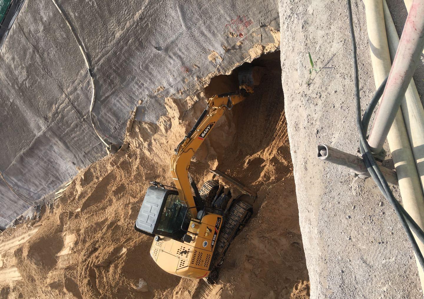 如此挖墙脚,边坡坍塌是正常,不塌是侥幸,切记安全了才有效益!