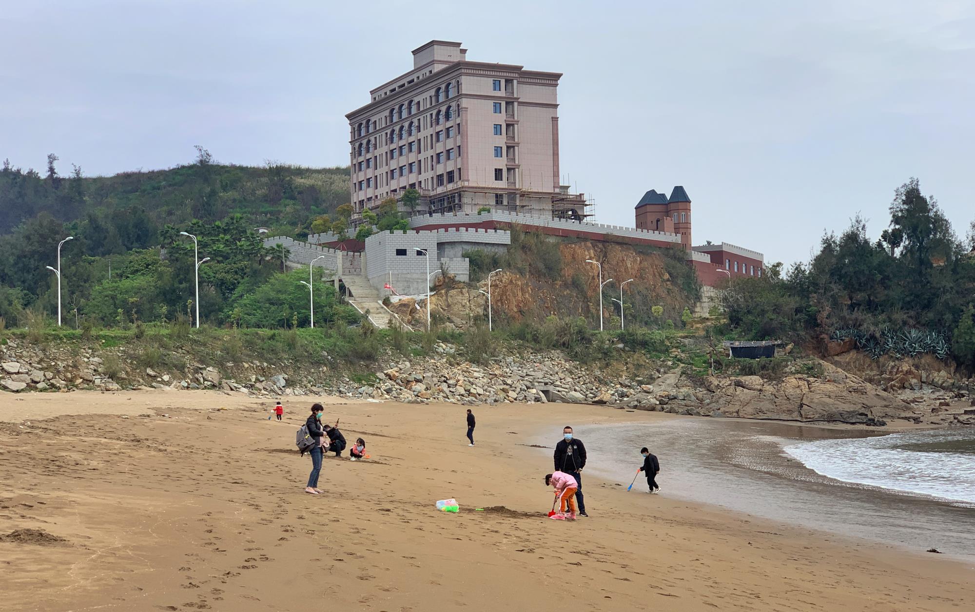 位于连江县晓澳镇的横仑沙滩,在清明假期里还是有很多游客驾车前来.