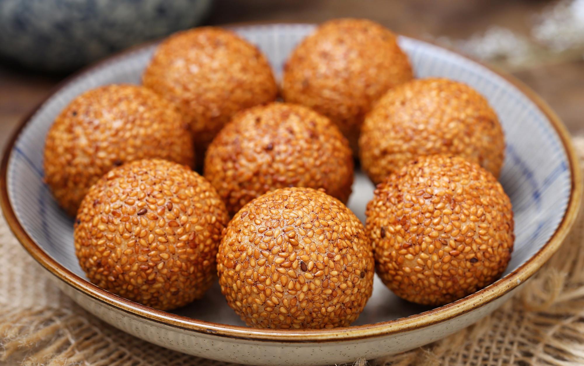 自制豆沙麻团,不塌陷不开裂,香甜软糯吃上不停嘴,一次就能成功|麻团