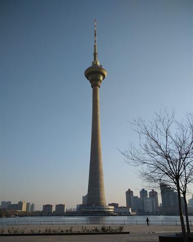 天津天塔实际高度高于中央电视塔,在湖中间,对周围视觉效果明显__财经头条