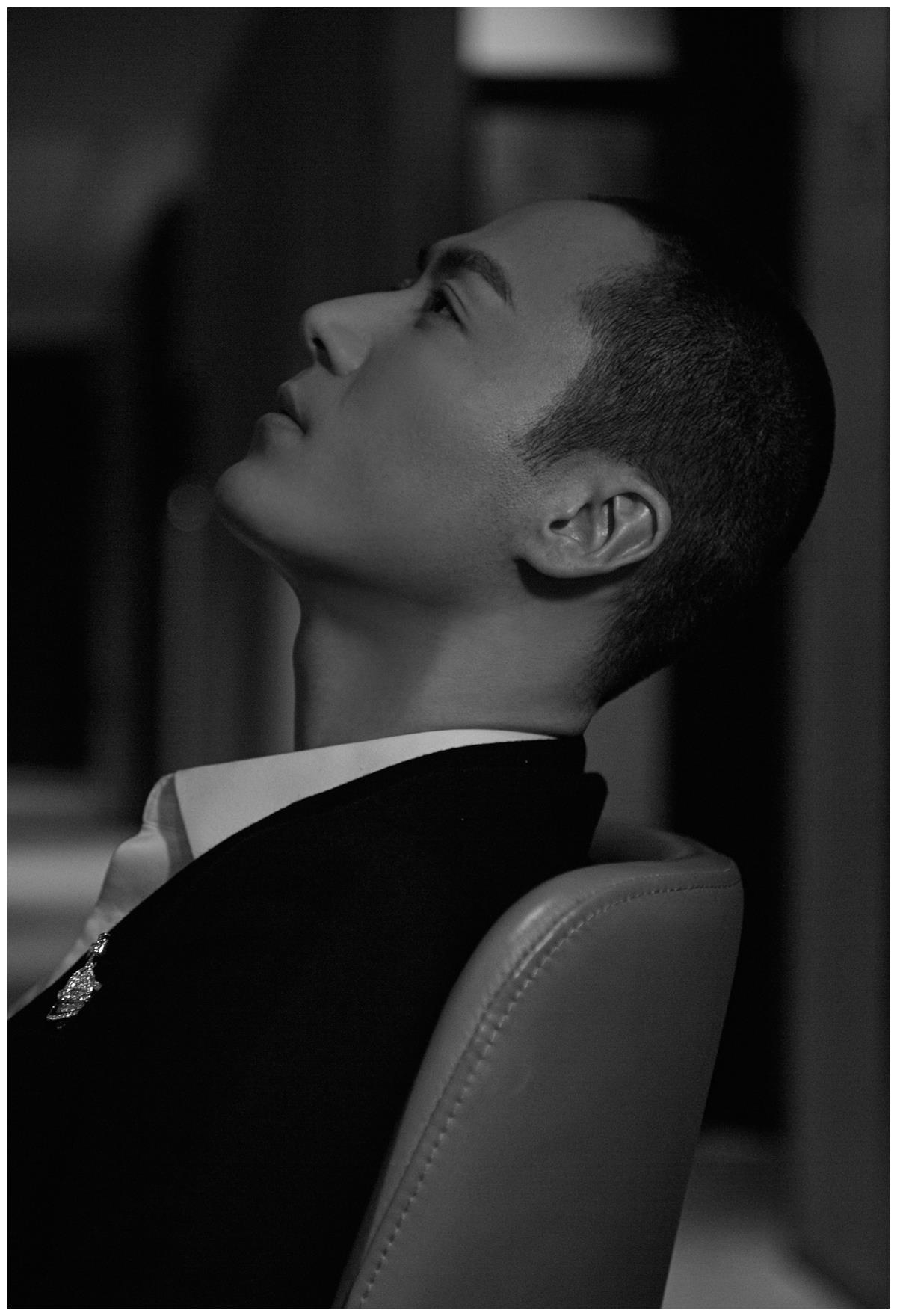 茅子俊曝黑色西装质感大片黑白光影定格优雅魅力