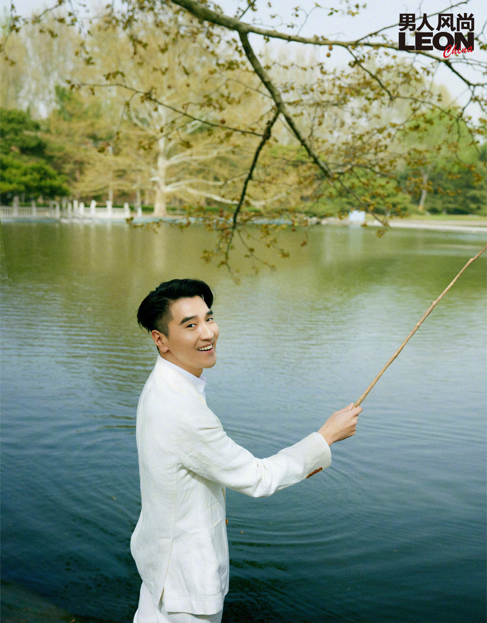 1/ 9赵又廷登男人风尚leon五月刊封面,状态轻松自如,全身白色的穿搭也