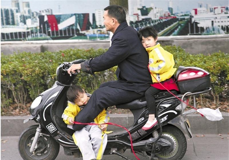 电动车不允许载人,为什么还要制造后座?车主:逼我们买汽车?