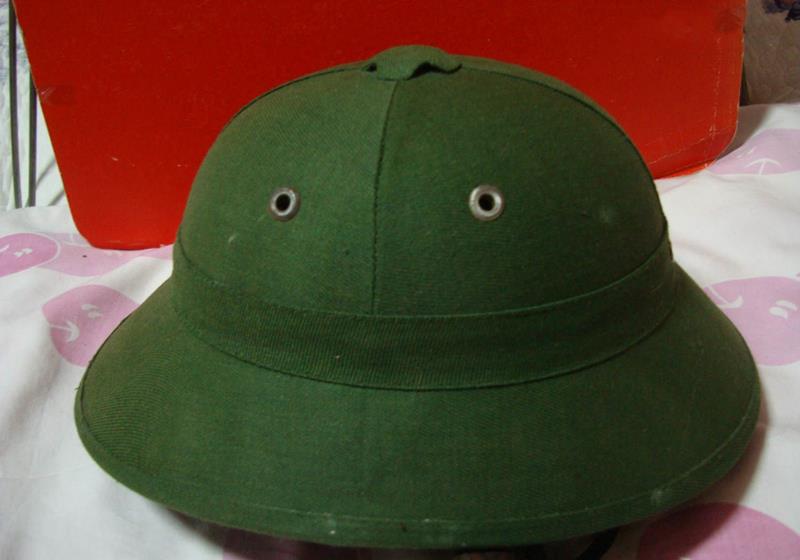 所谓的英雄帽,最初其实是越南的军队中使用的,外形类似于钢盔,但不同