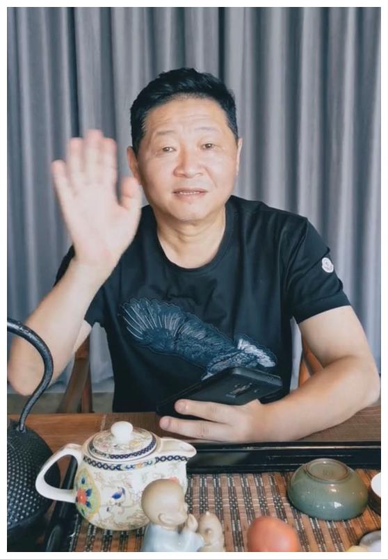 康熙微服私访记三德子晒近况娶1米8娇妻51岁靠养鸡致富