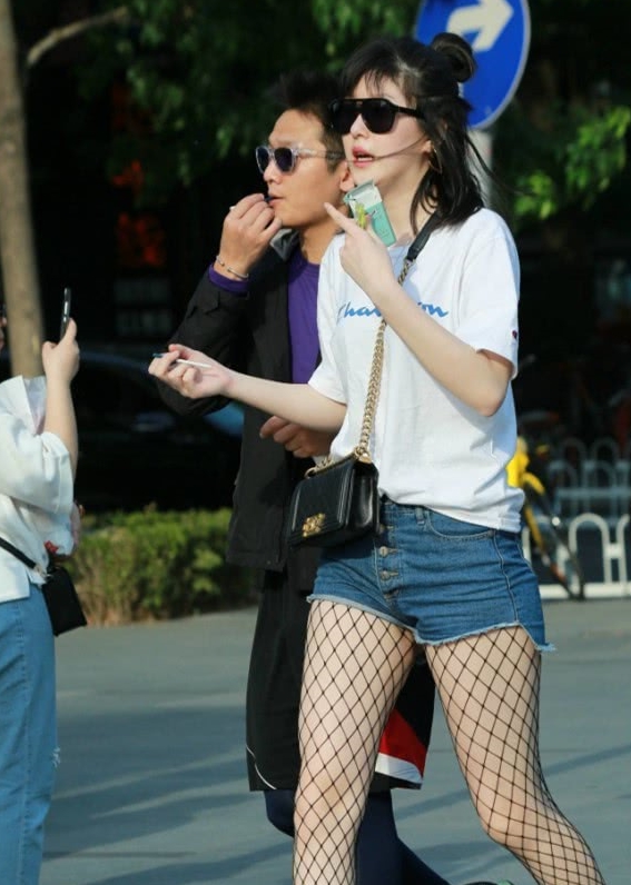 入夏单穿热裤可不潮试试配双渔网袜初恋腿就是这么来的