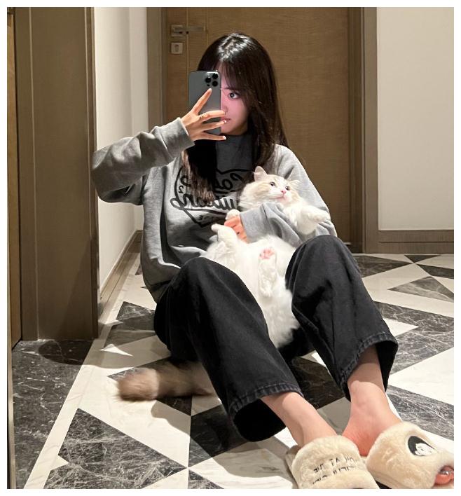 lpl第一美颜不复存在jkl和女友庆生身材走形成酒桶