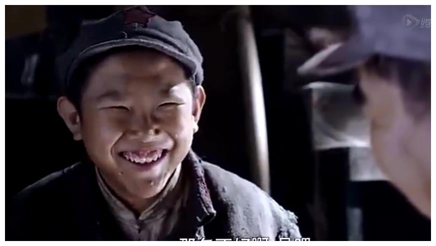 "不老童星"侯祥,出道17年依旧演小孩,和妻子同框遭人嘲