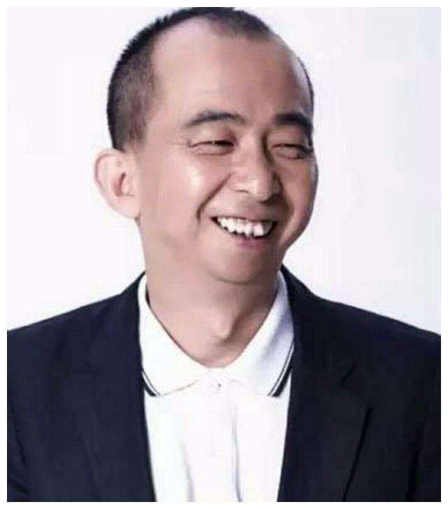 内地最丑男演员之一，演了多年丑角，妻子貌美如花