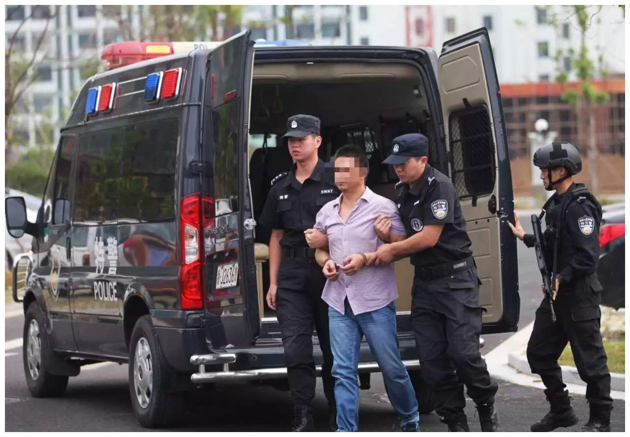 警察开车抓人为何要鸣笛不怕坏人听见逃跑吗是有特殊用意吗