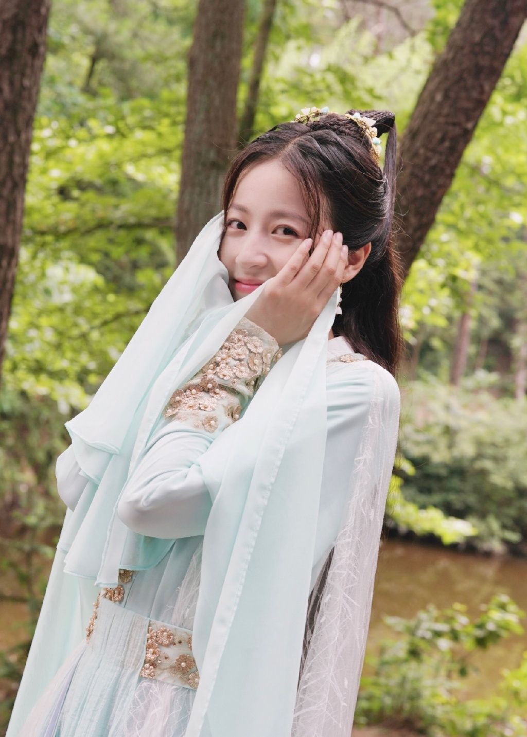 分享一组周雨彤古装造型的剧照美丽惊艳有着俏皮小女孩的清新