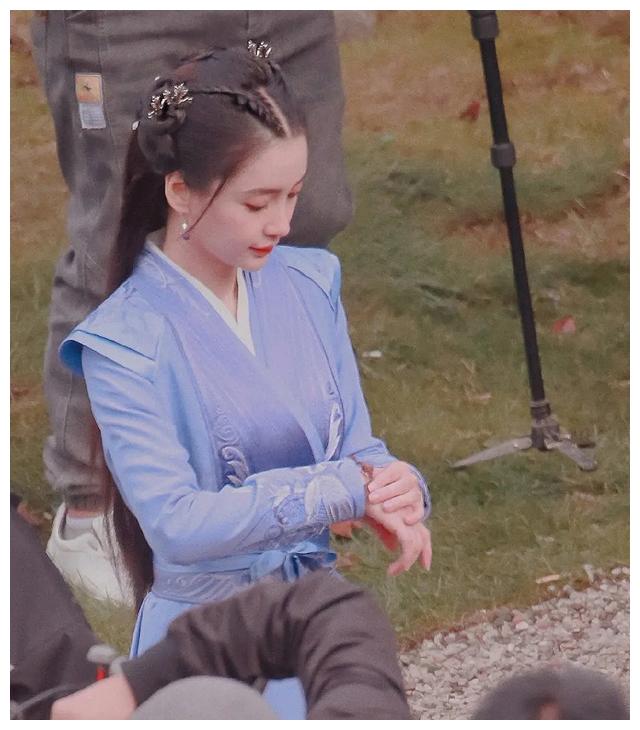 《尘缘》路透,baby一身紫色古装好惊艳,大步流星侠女气息很强