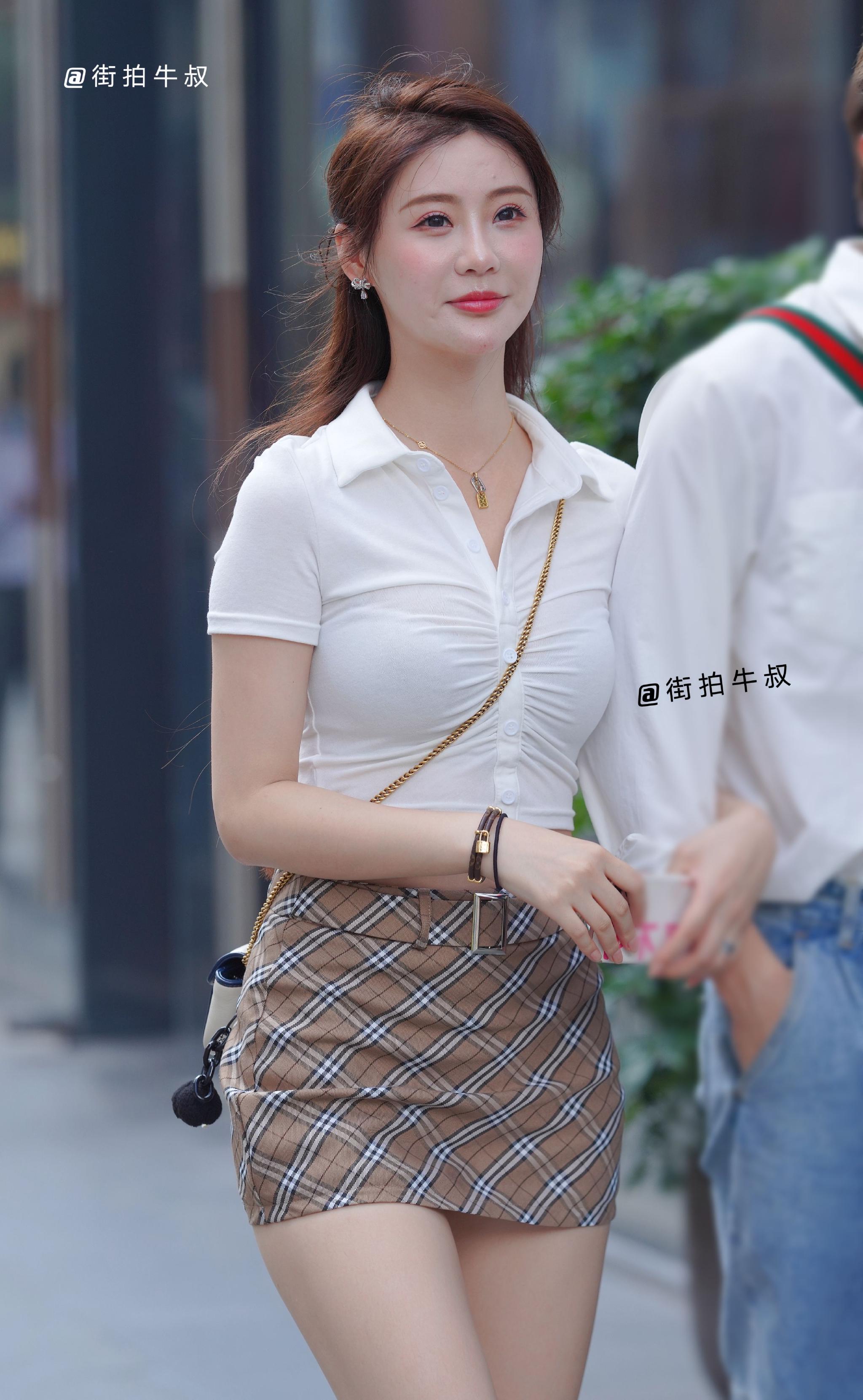 姑娘穿着精致的格纹短裙出街__财经头条