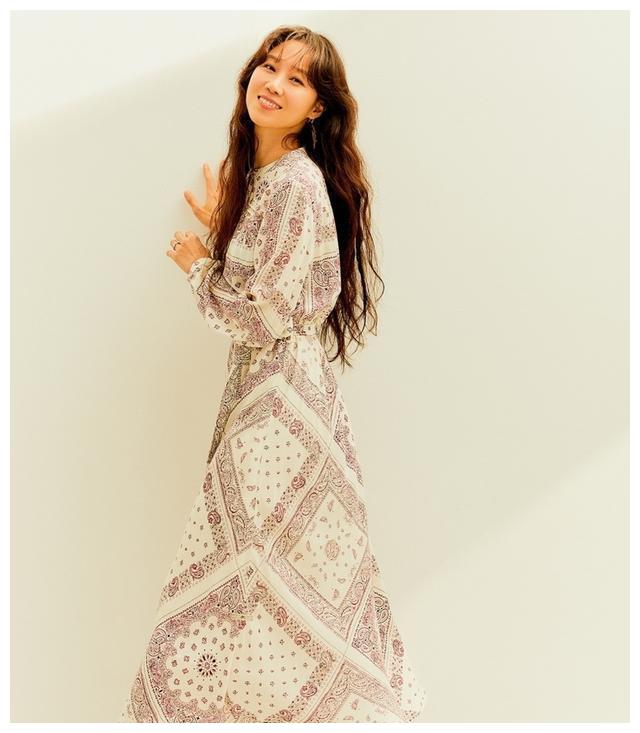 孔孝真穿碎花裙拍画报清新减龄又时髦白色背景墙拍出大片感