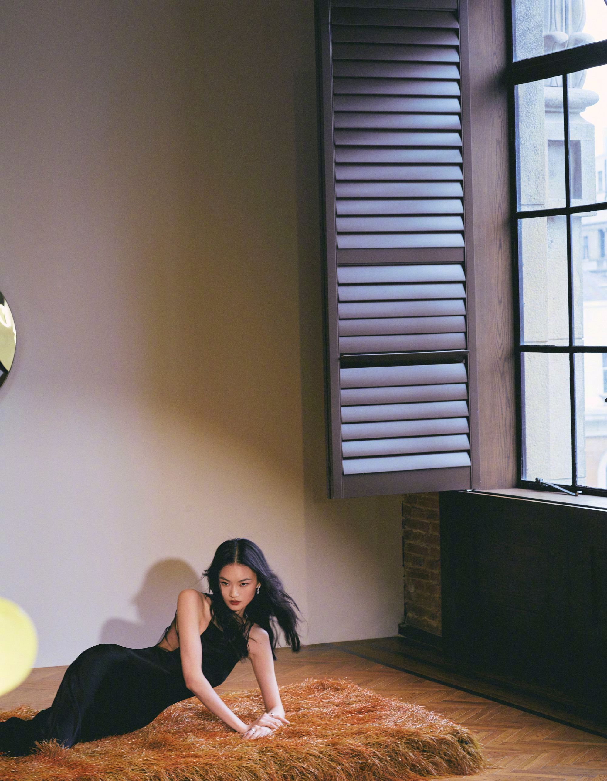 国际超模贺聪身着maisonmargiela黑色礼服裙亮相微博之夜