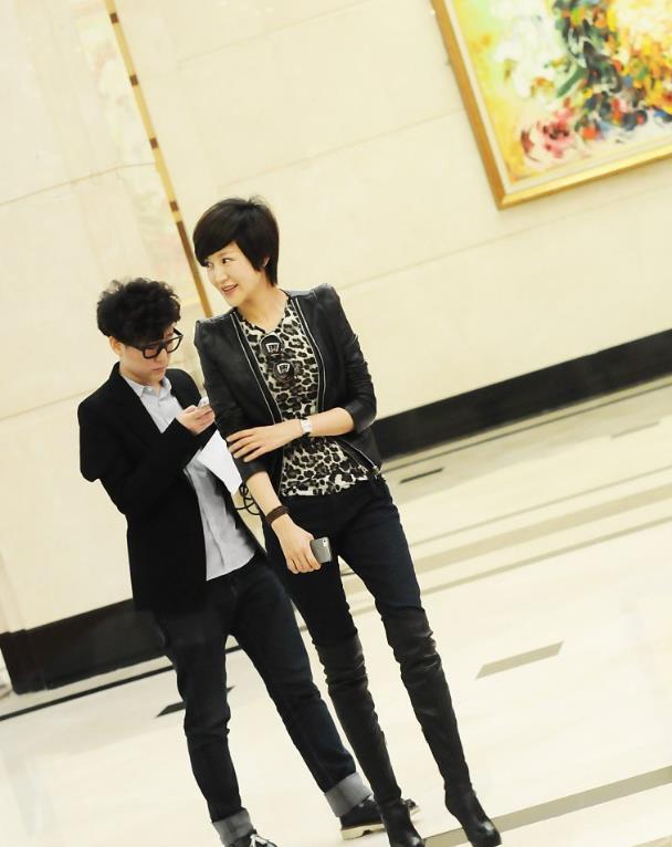 鲍蕾留短发让人记得住,走帅气路线穿垫肩装,气质挺强外貌更吸睛